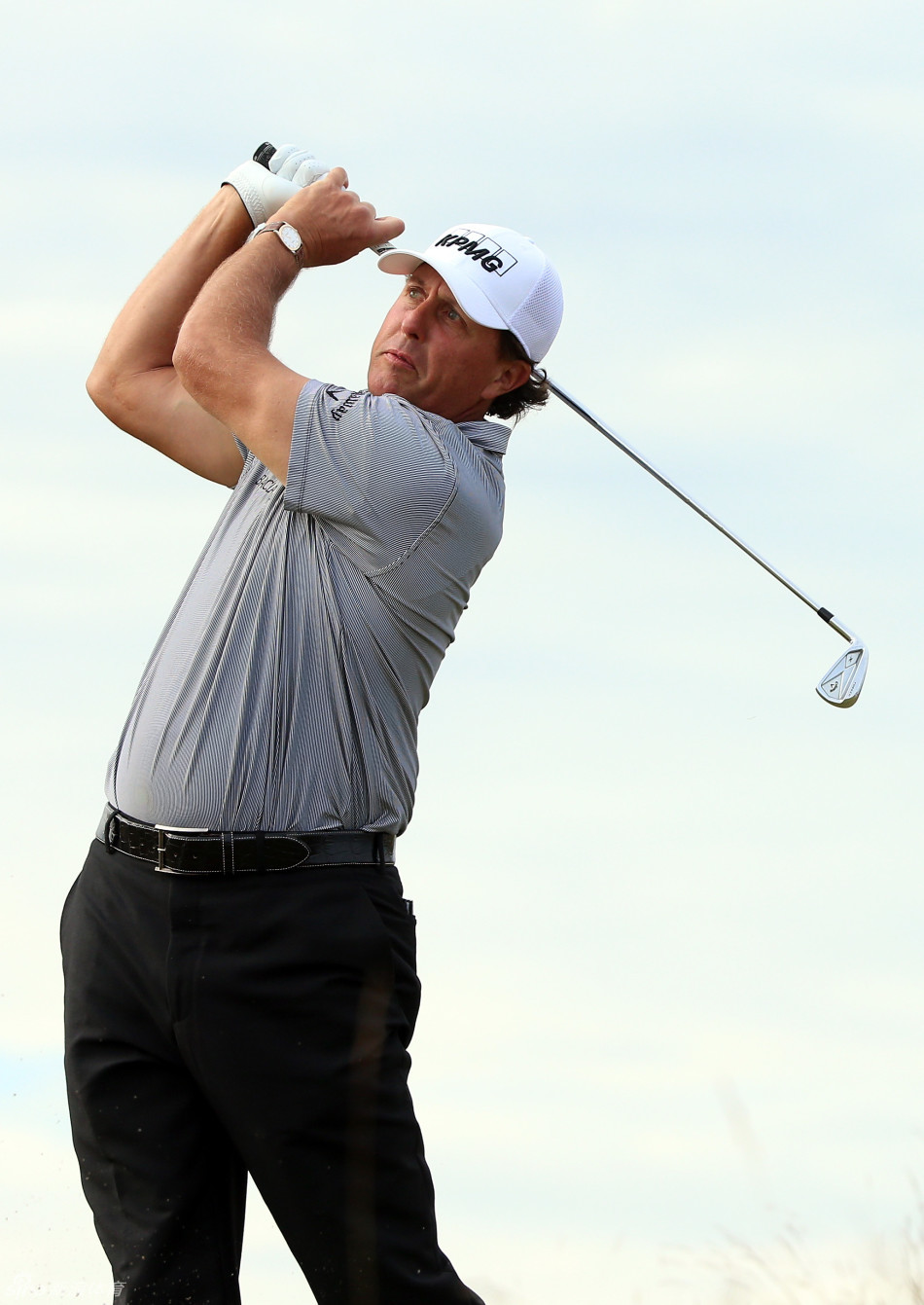 赛场边观众热情簇拥,米克尔森在欢呼声中走向下一洞