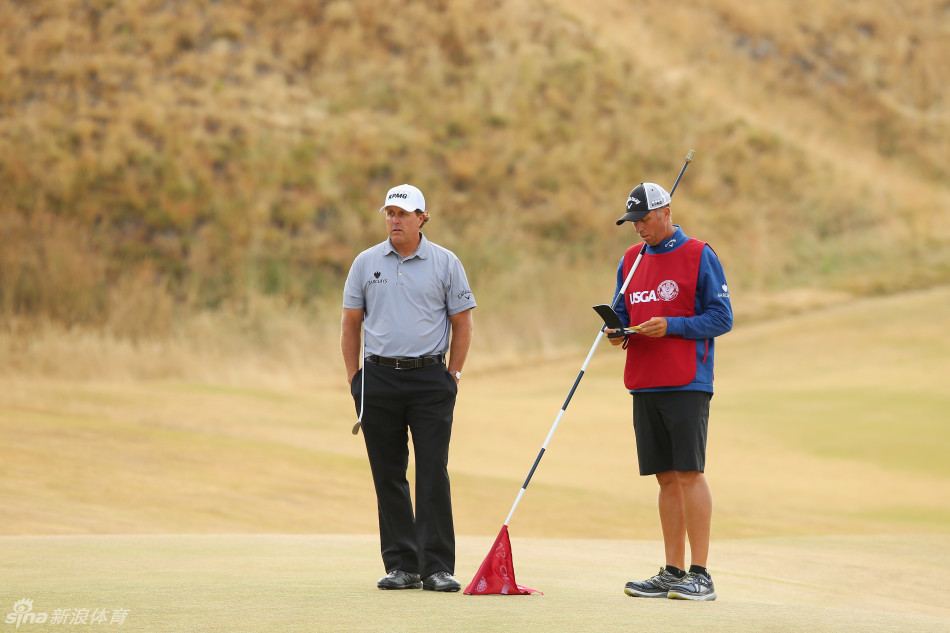 晨曦中米克尔森潇洒开球,身影与广阔球场融为一体