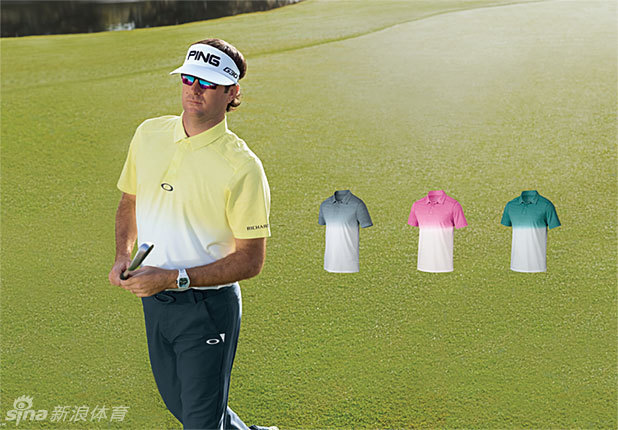 巴巴·沃森身穿明亮粉红色Polo衫潇洒挥杆，一抹艳色在绿茵场上格外夺目，诠释其标志性的清亮色彩哲学