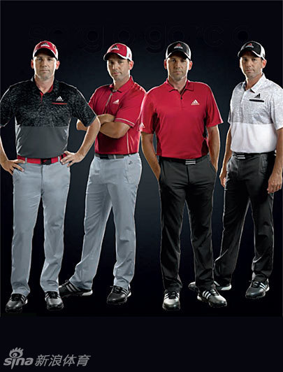 克里斯·科克以一身清爽的浅色系搭配亮相，姿态放松，展现了其低调实用又不失格调的服装搭配哲学