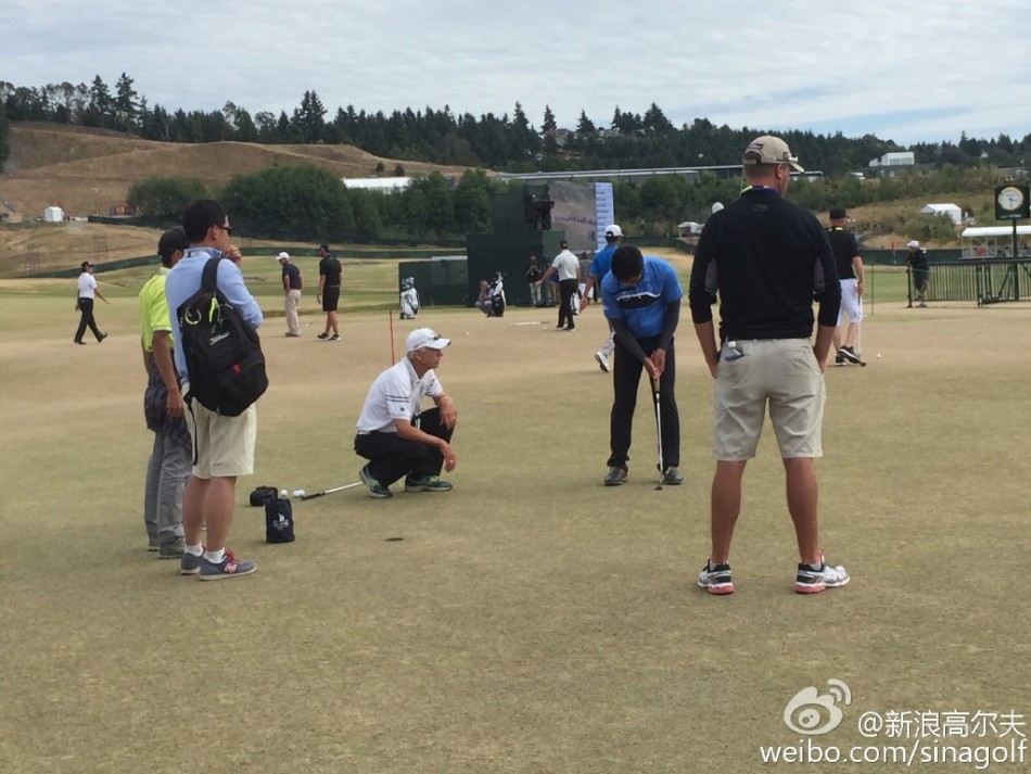 梁文冲在傍晚时分依然坚持推杆练习，身影在夕阳下显得专注而坚定