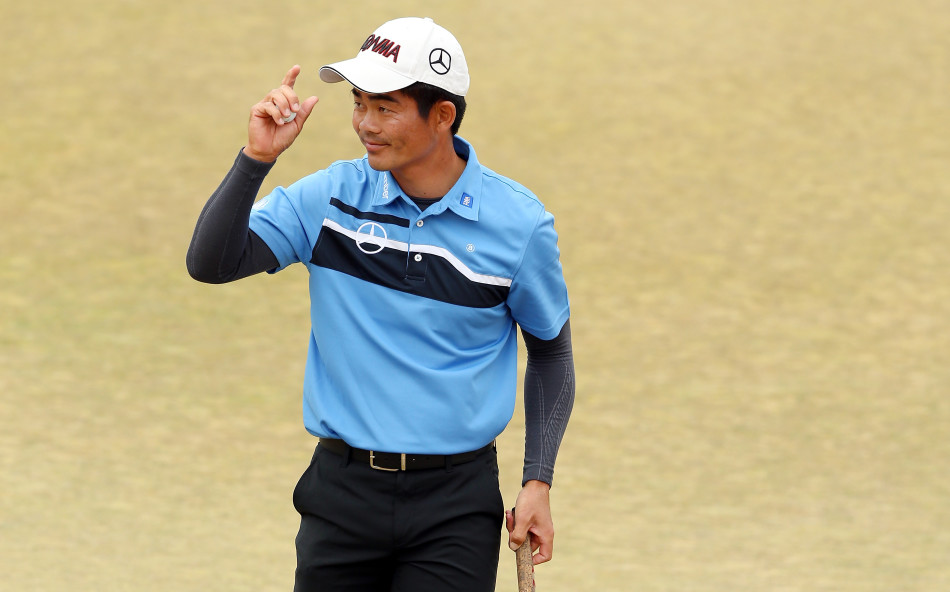 练习结束，梁文冲收拾球具，眼神中流露出对次日比赛的思考与期待