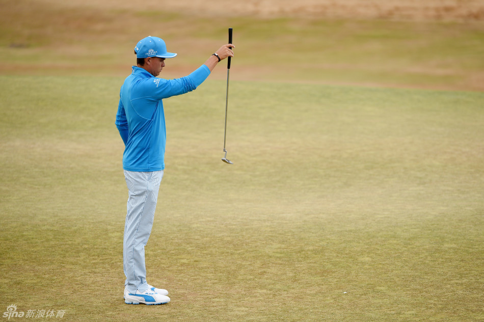 夕阳西下，一位球手在果岭上弯腰仔细标记球位，他专注的神情与身后被拉长的剪影，构成一幅宁静而坚定的画面。