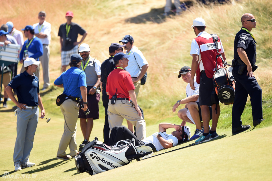 戴伊在沙坑中站稳，屏息凝视着前方的果岭，准备进行关键一击。