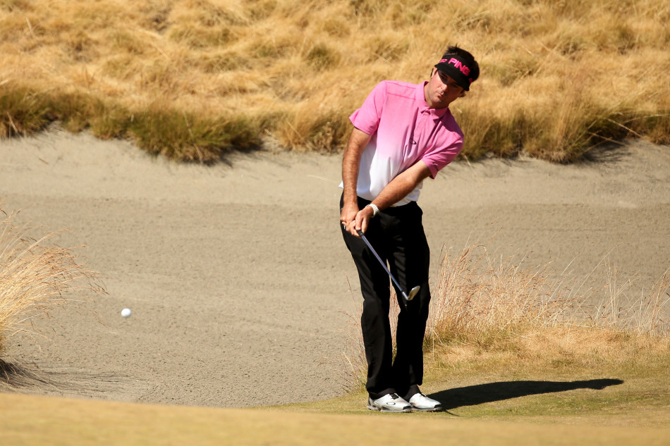 巴巴-沃森大力开球后自信抬头，目光追随着小球飞向远方的轨迹，动作充满力量感。