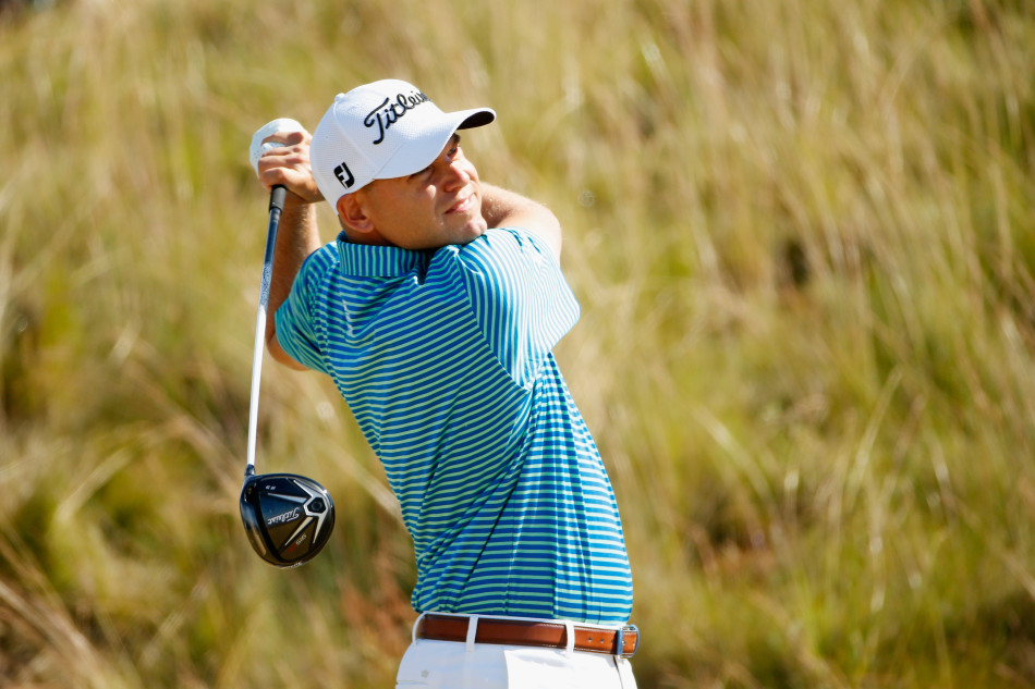 比尔-哈斯在比赛中挥杆瞬间，身体扭转协调，球杆划出完美的弧线，彰显专业技巧。