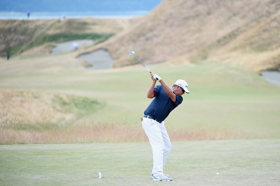 范-佩尔特身着优雅的高尔夫球服，在球道上从容选杆，尽显绅士运动的风度与品位。