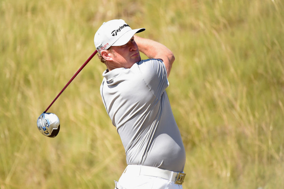 杰米-唐纳德逊深情亲吻来之不易的冠军奖杯，闭目沉醉，职业生涯的高光时刻令人动容。