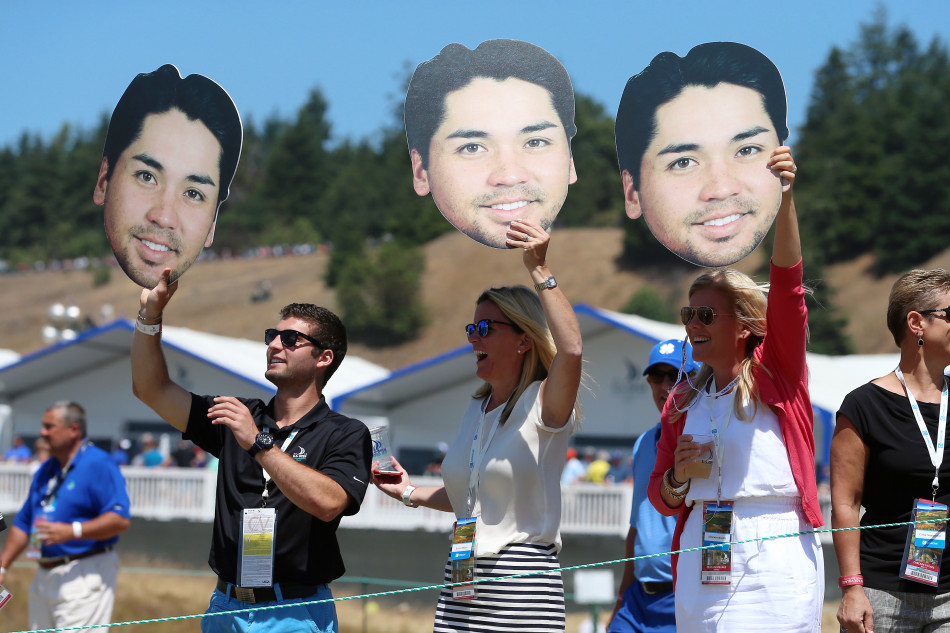 球迷举着简森·戴伊的巨大头像海报，在钱伯斯湾的观众席上为他呐喊助威