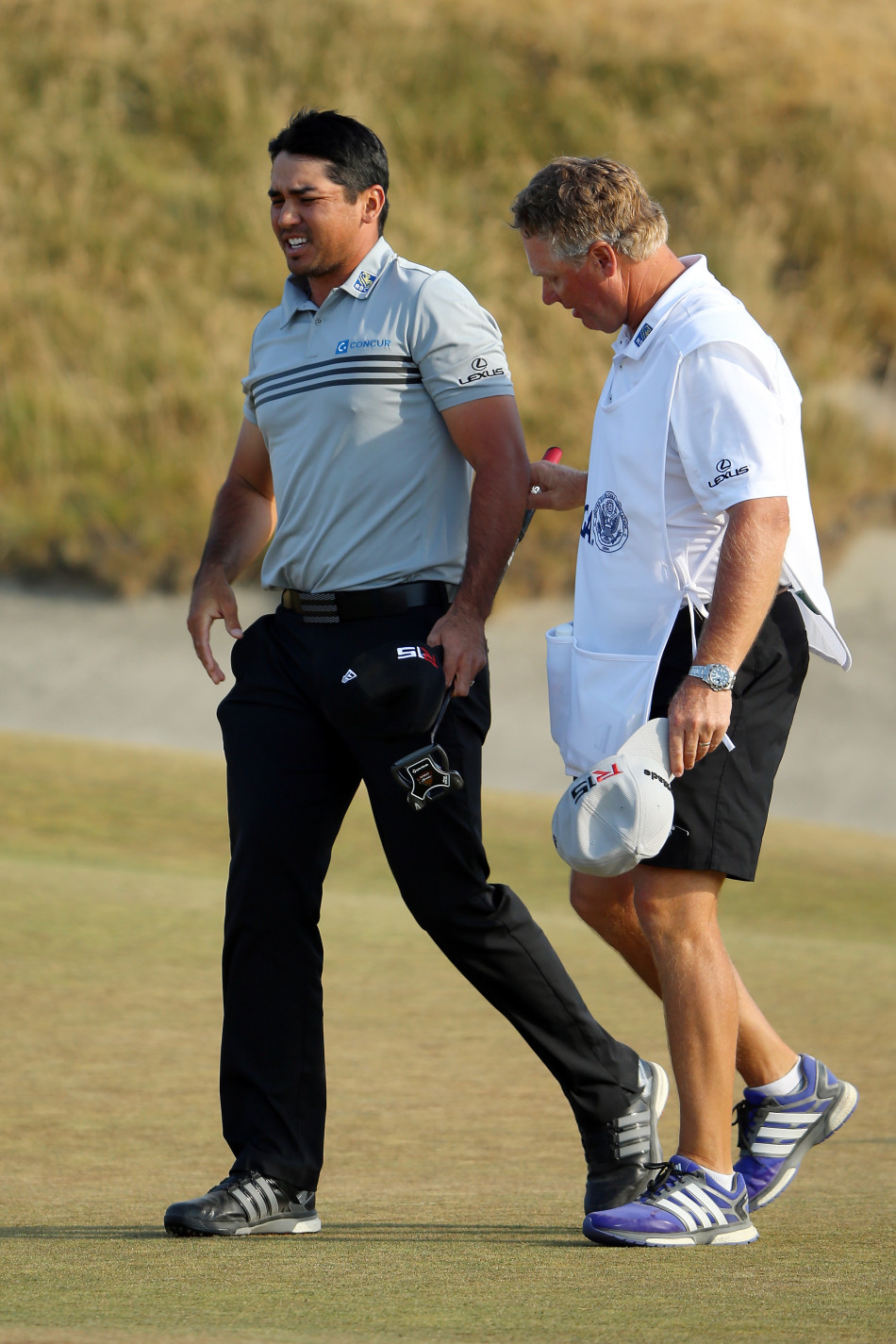 简森·戴伊在球童科林·斯沃顿的搀扶下缓慢行走，脸色略显苍白但眼神坚定