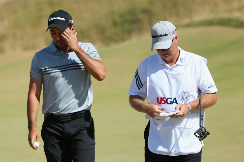 戴伊专注地进行赛前准备，仔细检查球杆，神情严肃而认真