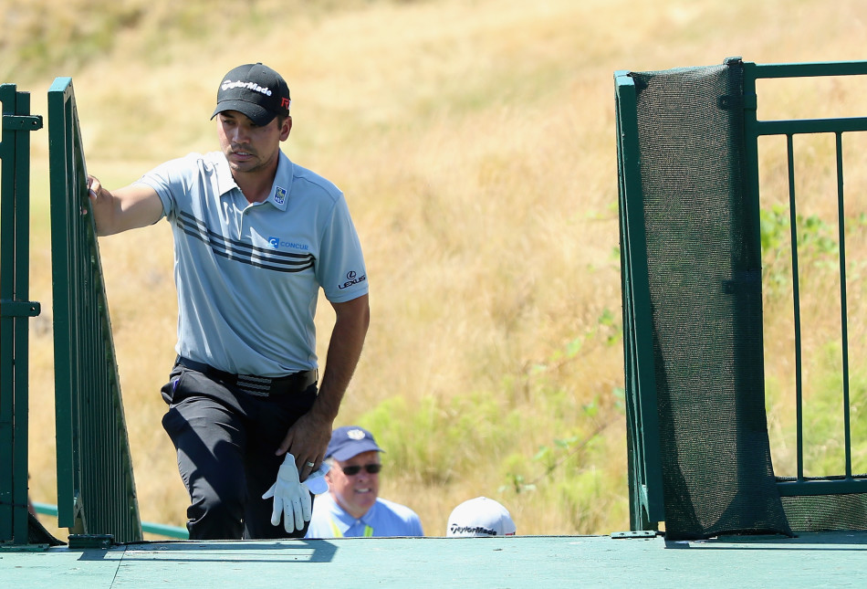 戴伊在烈日下挥杆开球，动作流畅有力，完全看不出刚刚经历过病痛