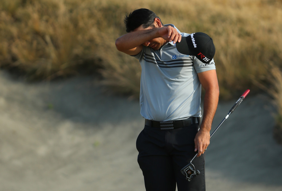 比赛间隙，戴伊擦拭额头的汗水，脸上露出放松的微笑，心态积极