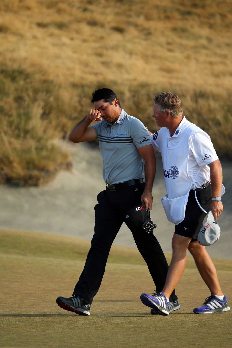 戴伊全神贯注地观察果岭推杆线路，眼中只有前方的球洞与胜利