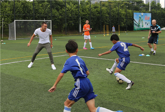 特里现身富力足校指导小队员