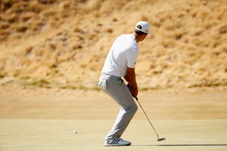 杰森·戴伊在得知自己无缘冠军争夺后，难掩深深的失落，他或许正望向远方欢呼的人群，眼神中充满了遗憾与不甘。