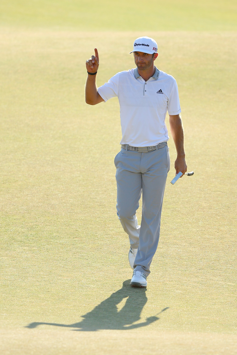 达斯汀·约翰逊在关键时刻错失一记小鸟推后，脸上掠过一丝难以置信的失望，他微微摇头，手中的推杆仿佛瞬间变得沉重。