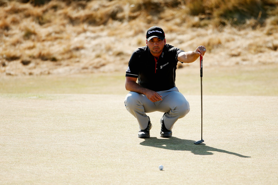 达斯汀·约翰逊最终与对手并列第二，他与同伴一起看向积分榜，表情复杂，既有对成绩的认可，也有一丝与冠军失之交臂的释然。