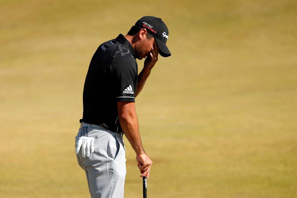 在果岭上，杰森·戴伊因一记推杆未进而流露出深深的失望，他单手叉腰，另一手扶着推杆，目光久久停留在球洞处，仿佛在复盘那决定性的一刻。