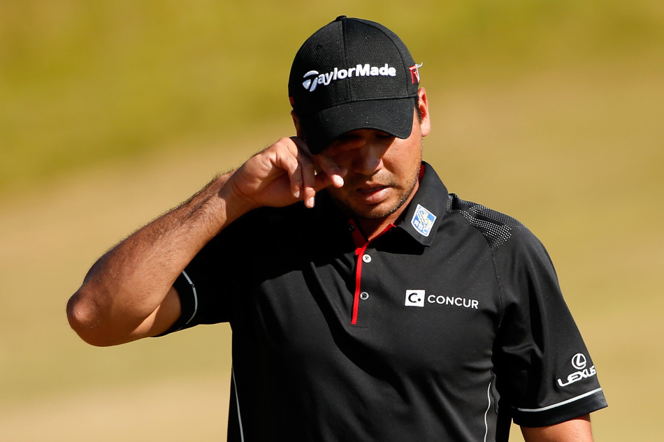 达斯汀·约翰逊在沙坑中奋力一击，沙砾飞扬的瞬间，他全身肌肉紧绷，充满力量感，这是不屈不挠、试图扭转局势的拼搏写照。