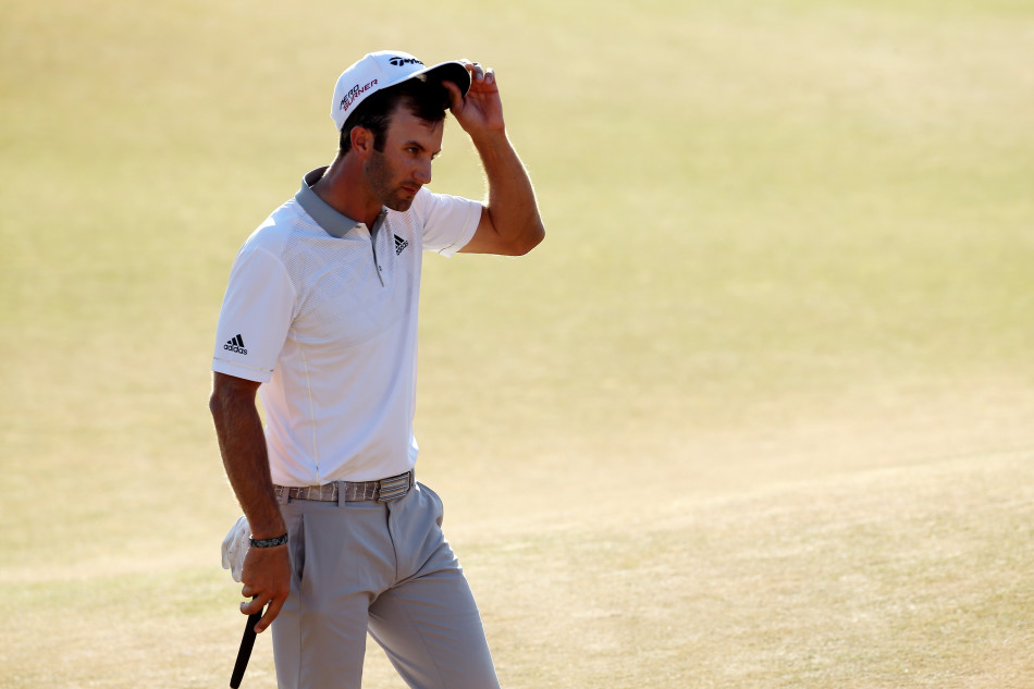 达斯汀·约翰逊在全神贯注地推杆，他的眼神锐利如鹰，紧盯着球洞的方向，仿佛整个世界都凝聚在这颗白色小球滚动的路线上。