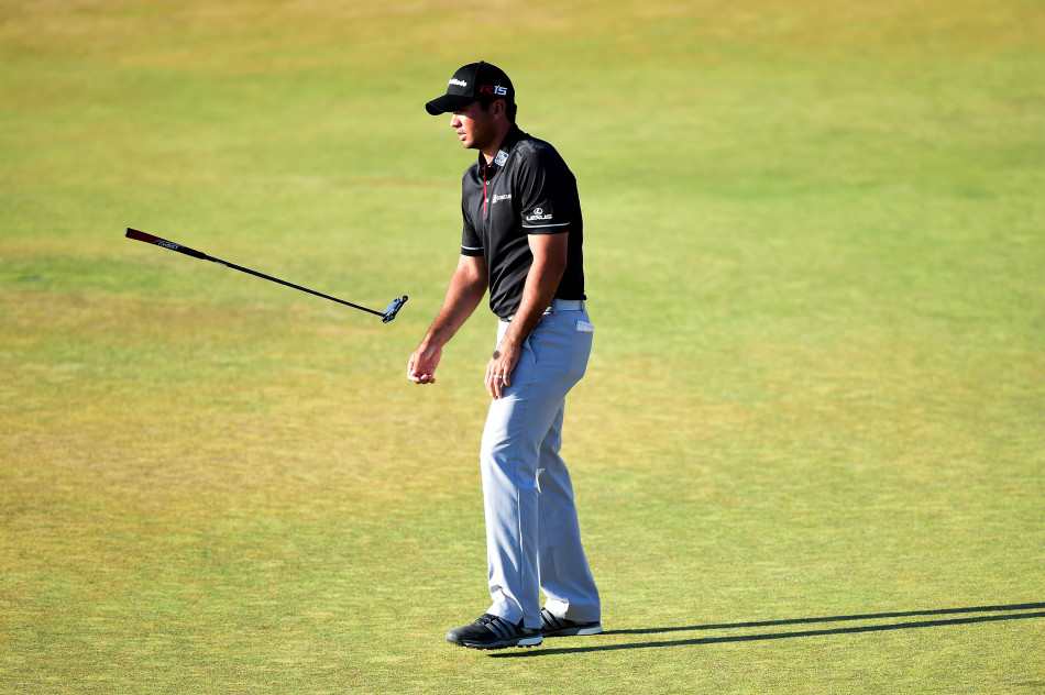 杰森·戴伊在关键时刻丢杆，懊丧地低头扶额，争夺冠军的希望随着这次失误变得渺茫。