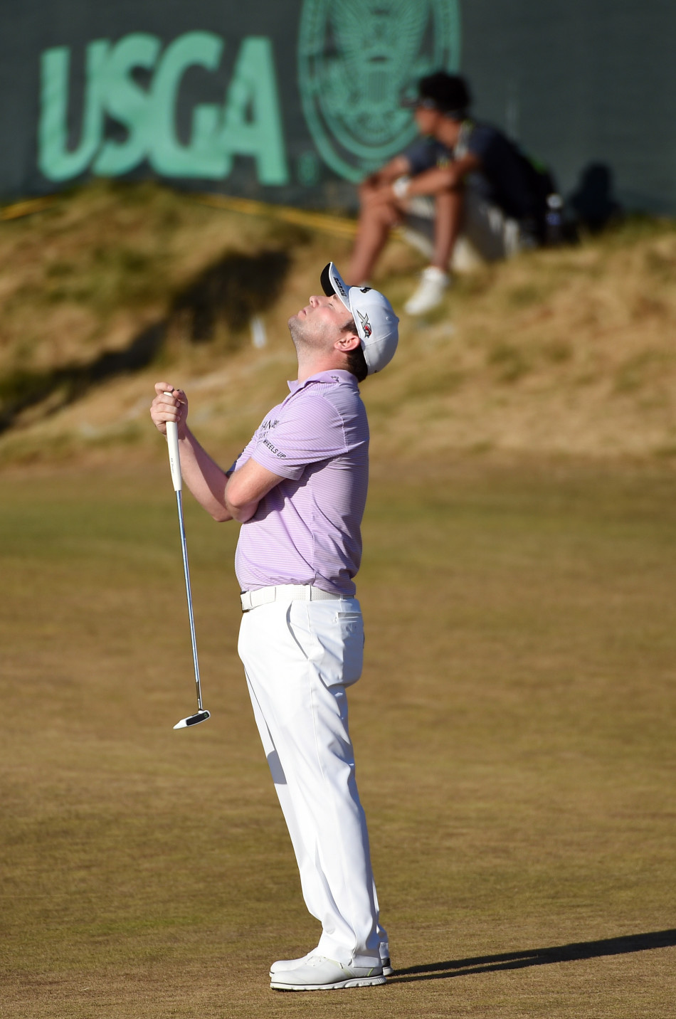 亨特·马汉在长草中冷静观察球位，准备救球，展现了大赛中职业球员的专注与韧性。