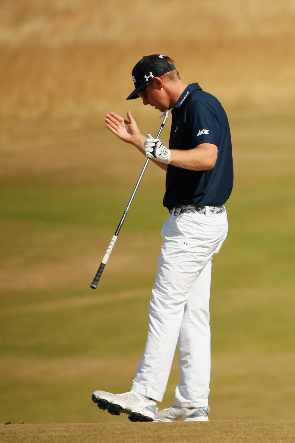 布莱登·格雷斯因为一记失误而满脸懊恼，拳头紧握，情绪激动，完美捕捉了大赛压力下的瞬间情感爆发。