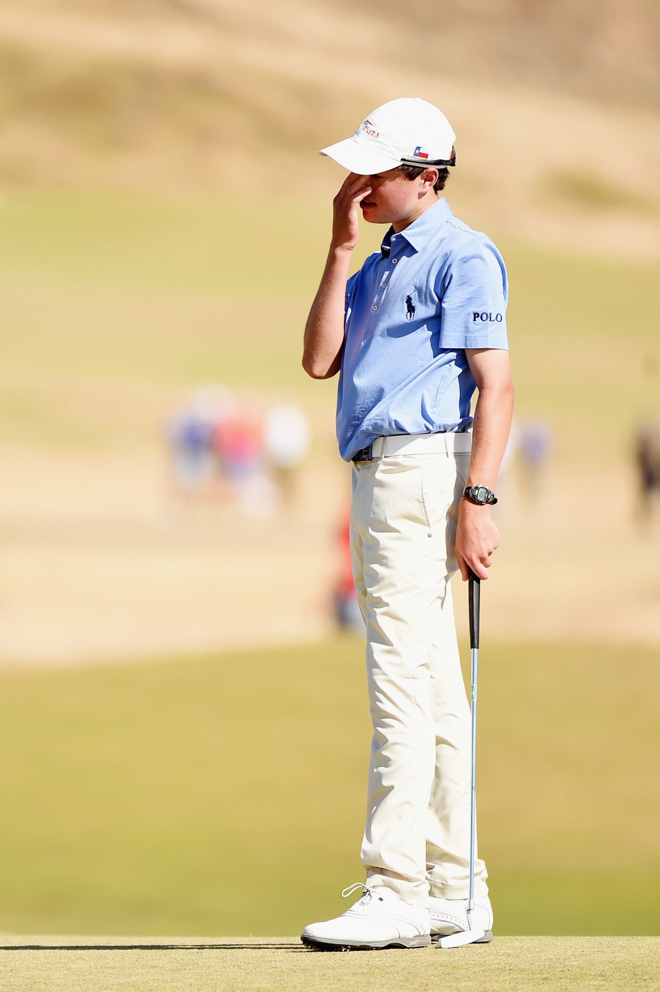 科尔·哈默在沙坑中完成困难救球，沙粒飞溅，动态十足地展现了林克斯球场沙坑的挑战与球员的技术。