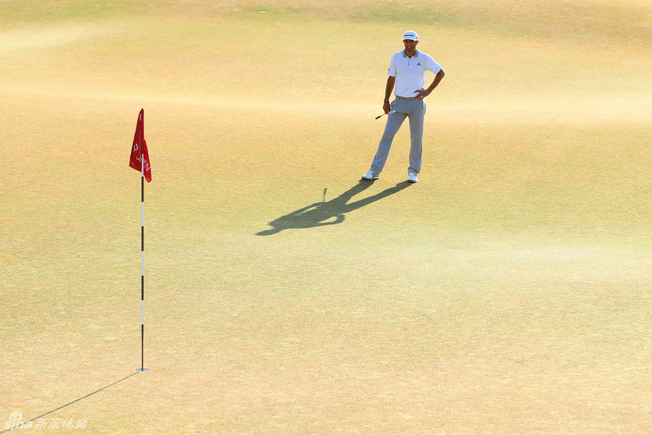 杰森·戴伊双眉紧锁，俯身仔细查看果岭上的推杆线路，他的表情严肃，似乎在脑中精确计算着坡度、草纹与力量，这是一场与自己的无声对话。