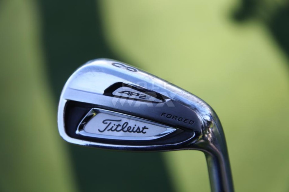 阳光下的高尔夫球与手套特写，崭新Titleist Pro V1x比赛用球等待着被冠军击出。