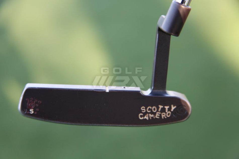 冠军球包内部一览，不同长度的Titleist球杆井然有序地排列，犹如等待出鞘的利剑。