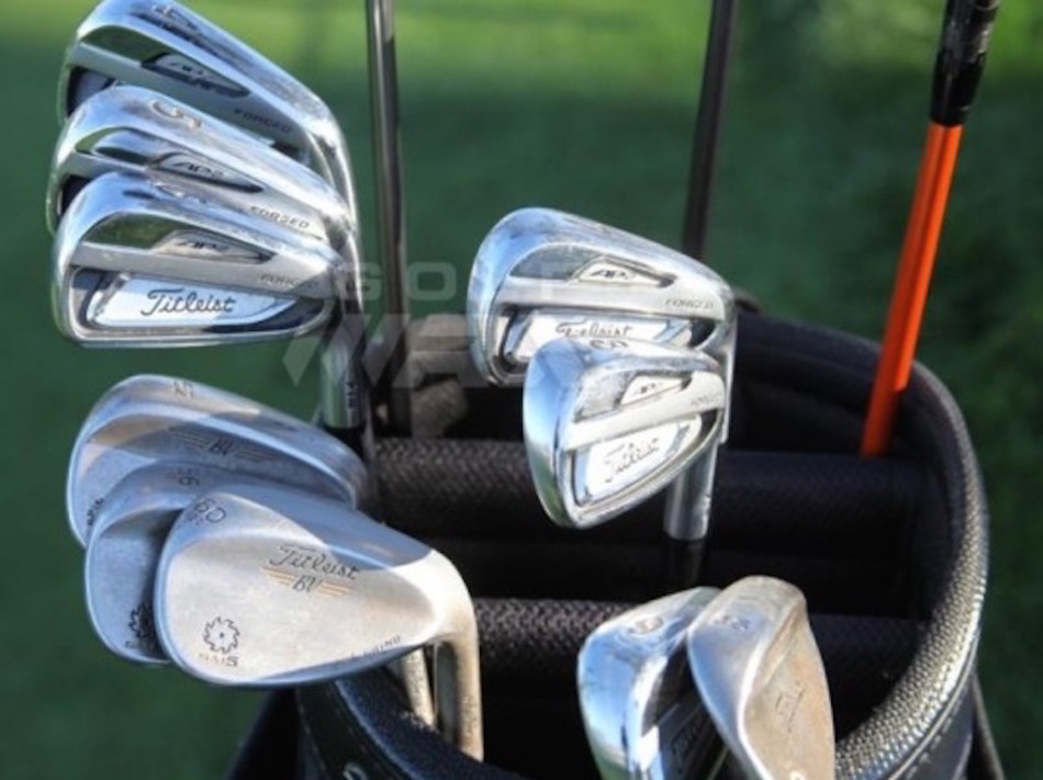 斯皮思在练习场全神贯注挥击三号木，Titleist 915F的杆头在空中划出一道完美的弧线。