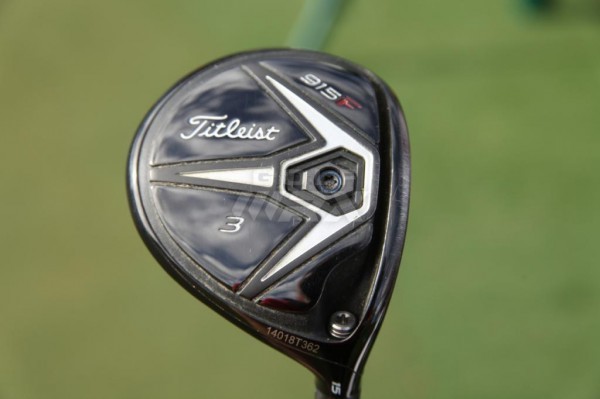 绿意盎然的球场背景下，斯皮思完成一次漂亮的挥杆收杆，身体平衡完美彰显冠军风范。