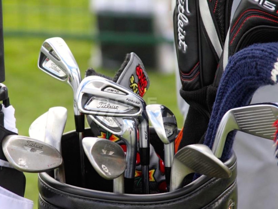 乔丹·斯皮思在果岭边凝神观察推杆线路，Titleist球帽下的目光专注而坚定。