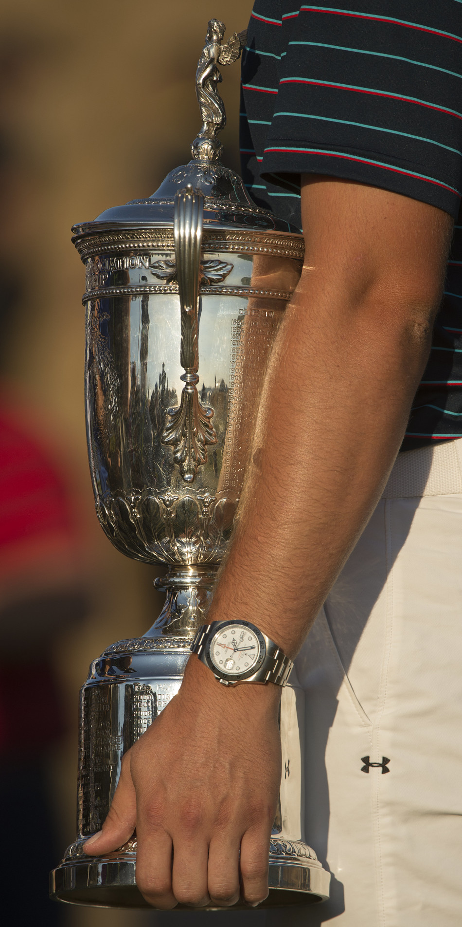 斯皮思在沙坑中全神贯注地救球，身体姿态展现出极佳的控制与平衡，沙砾在他的挥杆下飞扬。