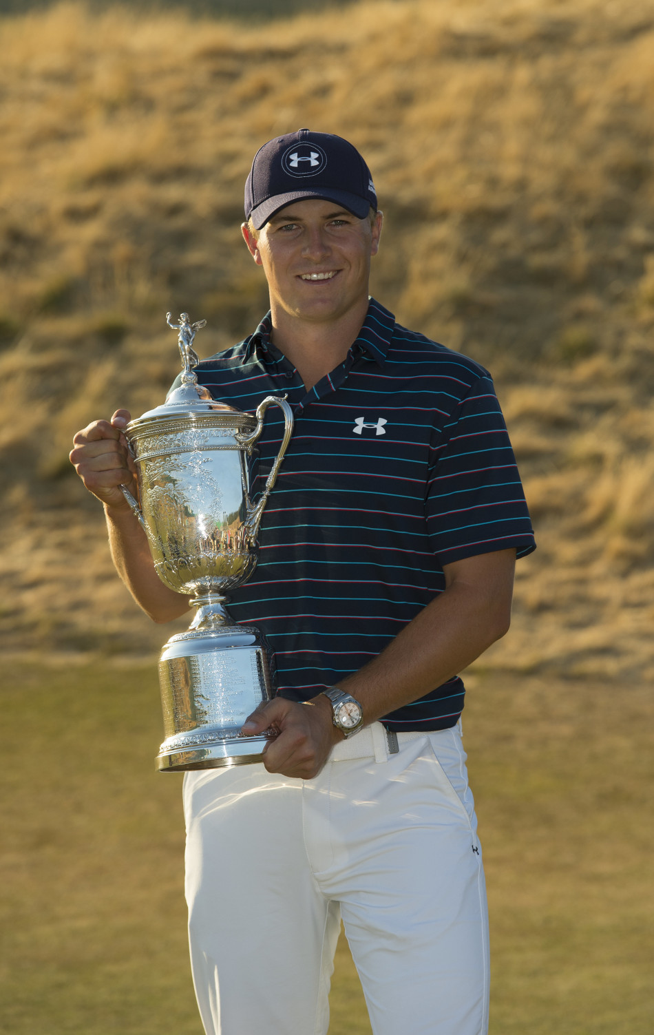 乔丹·斯皮思在颁奖典礼上紧紧怀抱着冠军奖杯，仿佛拥抱整个世界的肯定，画面充满了胜利的温暖与满足。