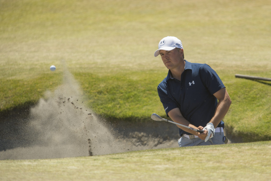 夺冠后，乔丹·斯皮思将美国公开赛奖杯高高举过头顶，向全场观众展示，灿烂的笑容洋溢在他年轻的脸上。