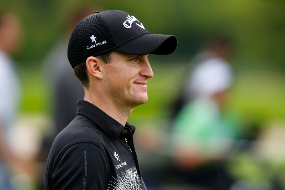 拉法·卡布雷拉-贝罗在完成挥杆后，身体保持着优雅的收杆姿势，目光追随着空中飞行的球，急切地预判它落向果岭的精确位置。