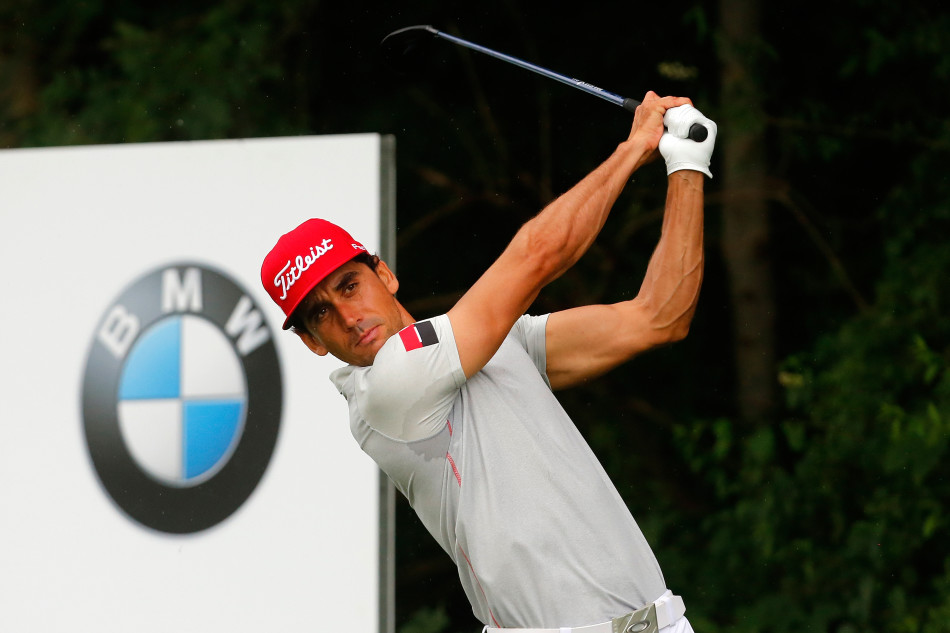 球场上，球员正专注地准备推杆，而身后的球童轻轻撑起雨伞，这一体贴的举动在风雨中为球员守护着一方专注思考的空间。