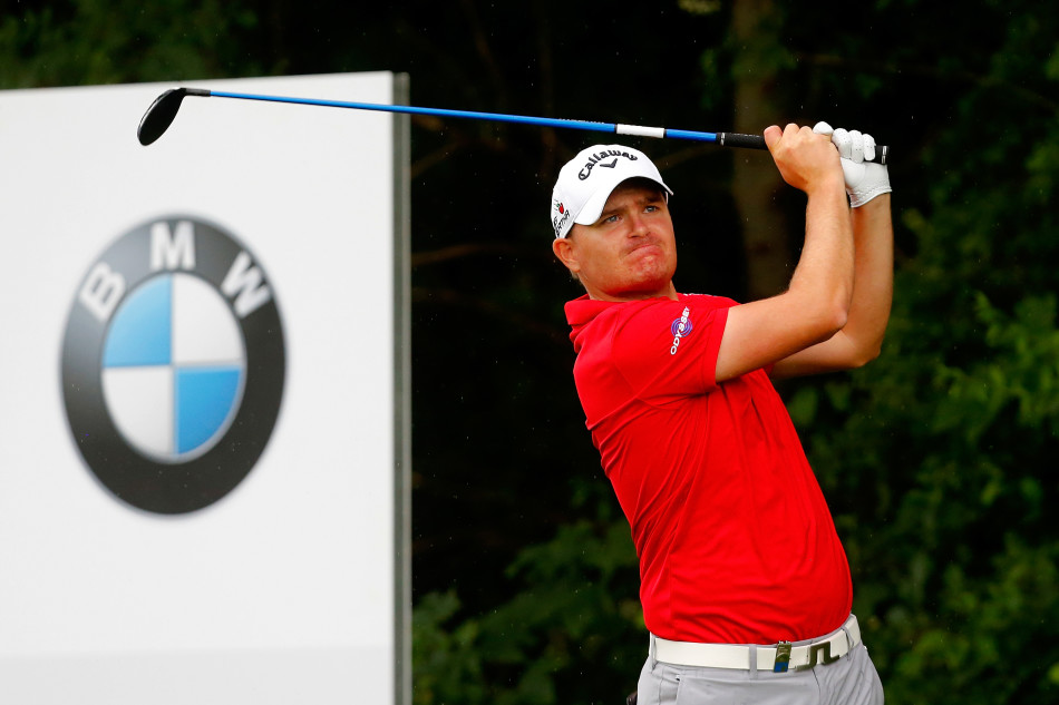 贝罗的挥杆动作流畅而充满力量，在击球的瞬间，他全身的力量协调地传递至杆头，旨在将球精准地送至远方的果岭目标点。