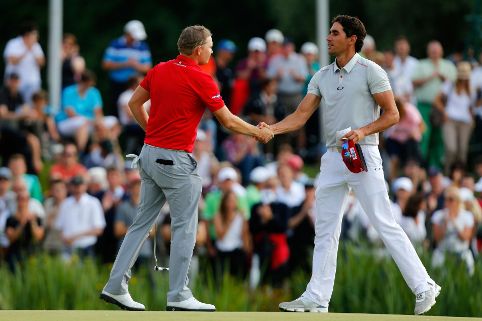 通差·贾第紧握推杆，全神贯注于眼前的小白球，他正在评估一次关键的推击，果岭的坡度将是决定小球能否沿预定路线滚入洞杯的关键。