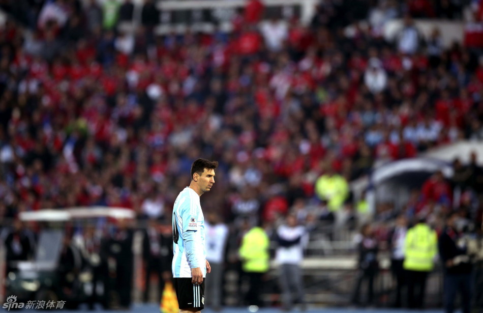 北京时间7月5日，阿根廷队点球战1-4不敌智利，梅西再次错失冠军。