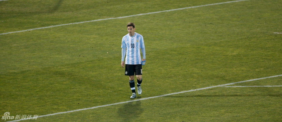 北京时间7月5日，阿根廷队点球战1-4不敌智利，梅西再次错失冠军。