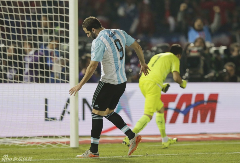 北京时间7月5日，阿根廷队点球战1-4不敌智利，梅西再次错失冠军。