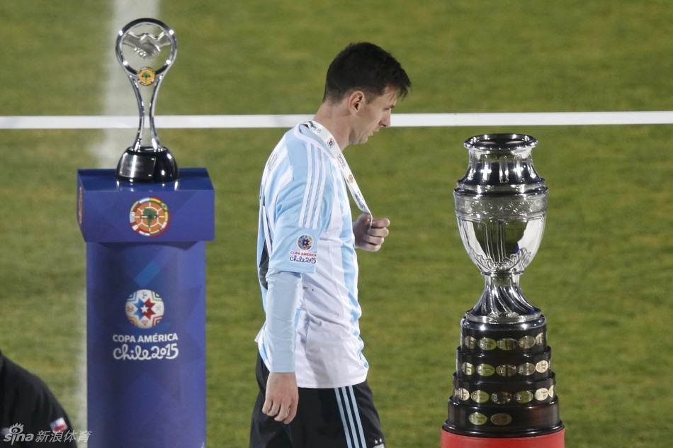 北京时间7月5日，阿根廷队点球战1-4不敌智利，梅西再次错失冠军。