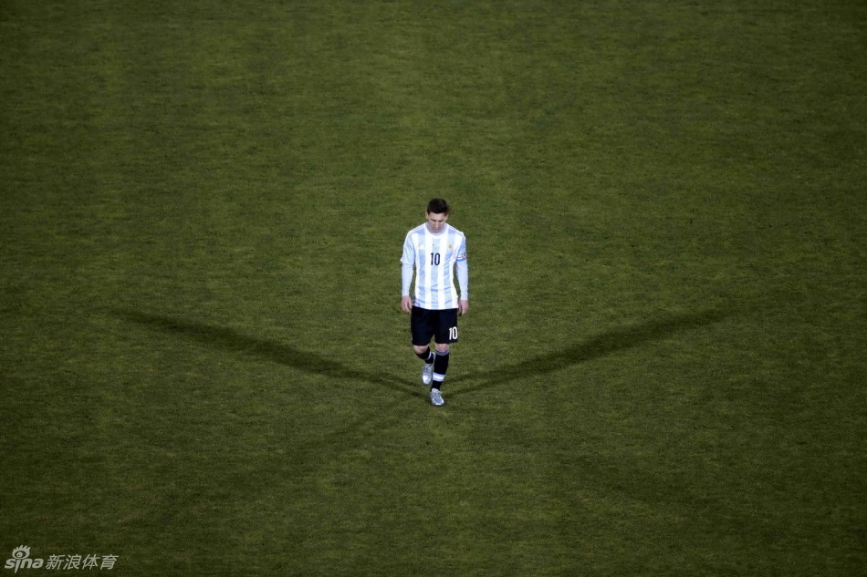 北京时间7月5日，阿根廷队点球战1-4不敌智利，梅西再次错失冠军。
