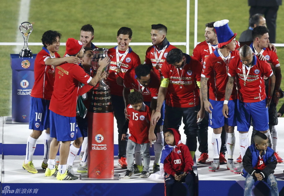 北京时间7月5日，阿根廷队点球战1-4不敌智利，梅西再次错失冠军。