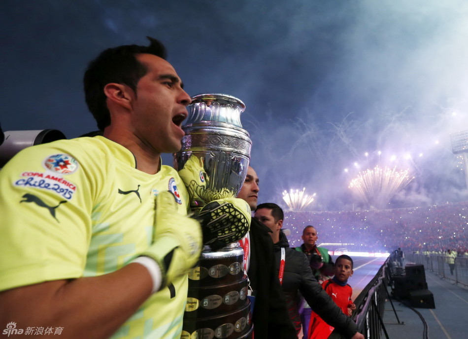 北京时间7月5日，阿根廷队点球战1-4不敌智利，梅西再次错失冠军。