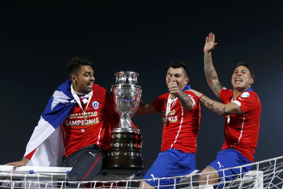 北京时间7月5日，阿根廷队点球战1-4不敌智利，梅西再次错失冠军。